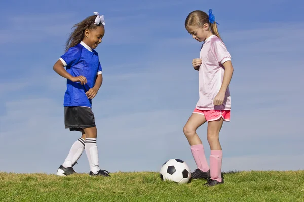 Twee jonge meisjes te voetballen — Stockfoto