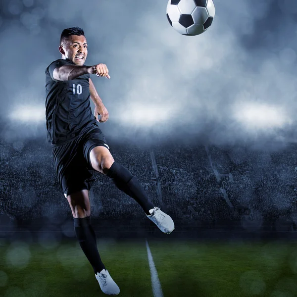 Футболіст штовхає м'яч — стокове фото