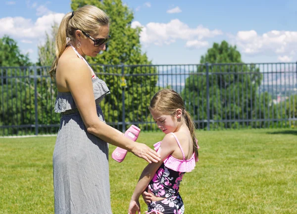 Mother Applying Sunscreen on her daughter — Stock Photo, Image