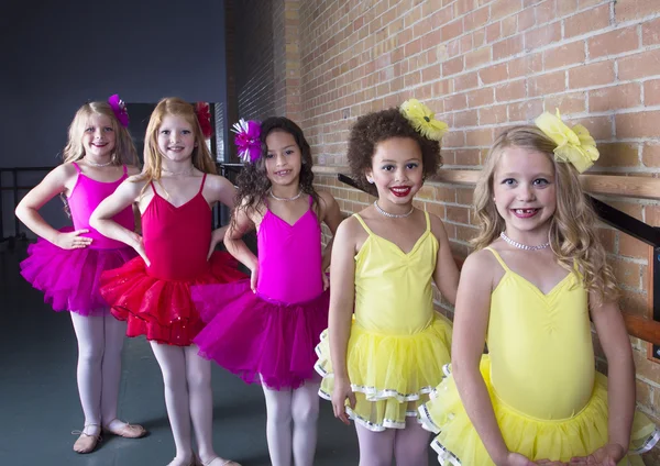 Słodkie młodych ballerinas w studio tańca — Zdjęcie stockowe