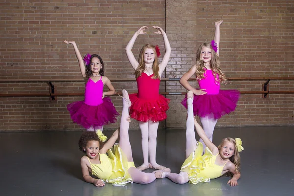 Ballerinas a tánc stúdió — Stock Fotó