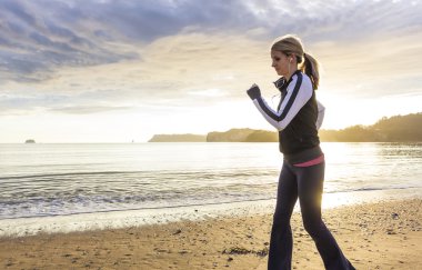 Kumsalda koşan kadın.