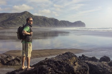 Güzel ocean adlı arayan backpacker