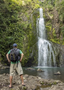 Adam güzel bir tropik şelale hiking