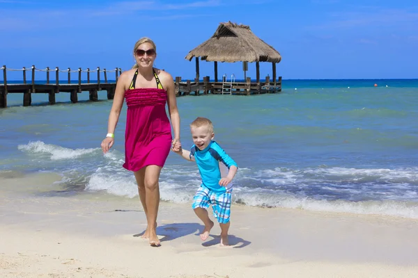 Vrouw met haar zoon op het strand — Stockfoto