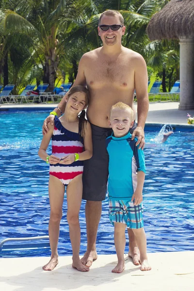 Pai com filha e filho na piscina — Fotografia de Stock