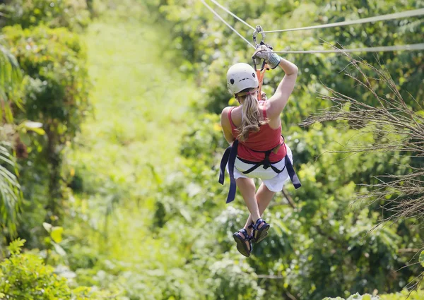 Mujer va en una aventura tirolina selva —  Fotos de Stock