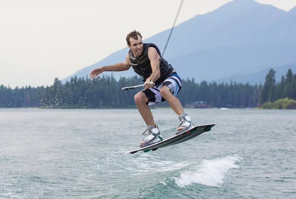 Adam wakeboarding bir göl kenarında — Stok fotoğraf