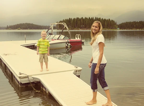 Mor och son vid en pittoresk sjö — Stockfoto