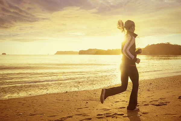 Mujer corriendo en la playa — Foto de Stock