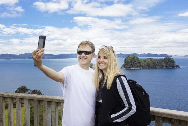 Couple on vacation taking photo — Stock Photo, Image