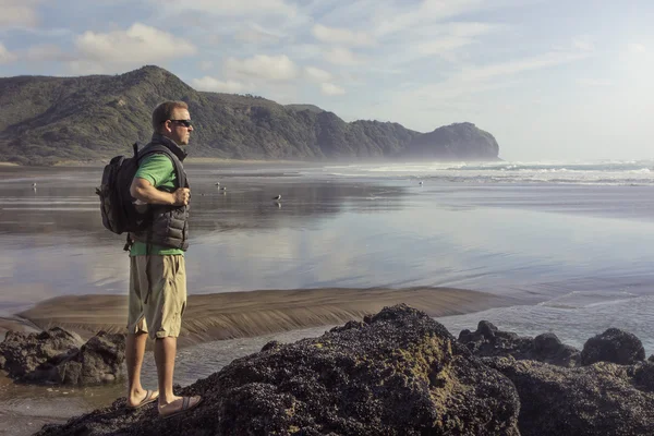 Backpacker titta på vackra havet — Stockfoto