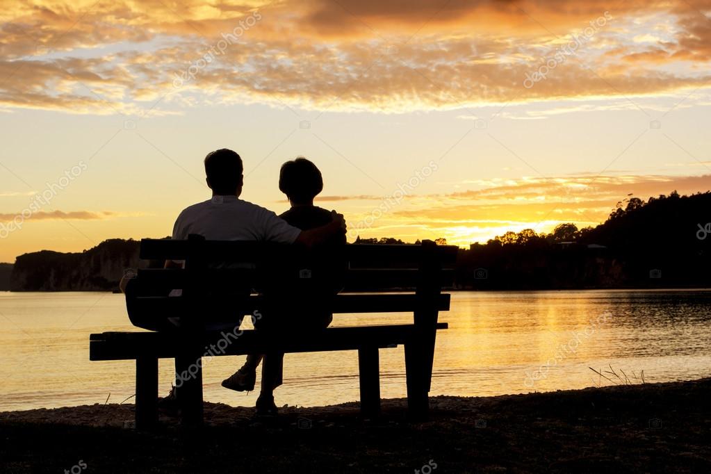 Pareja viendo una hermosa puesta de sol juntos — Foto de stock