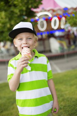 Çocuk yalama dondurma