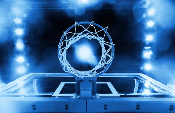 Basketballkorb in einer Sporthalle — Stockfoto