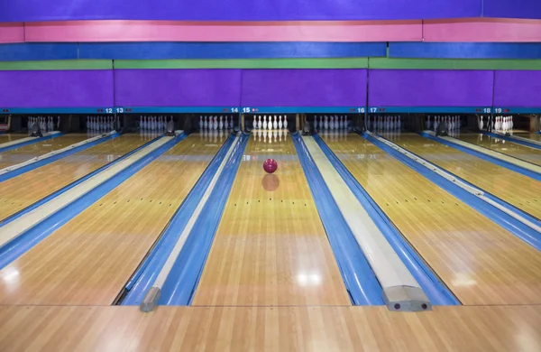 Bowlingball geht auf die Kegel zu — Stockfoto