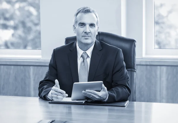 Businessman using tablet computer — Stock Photo, Image