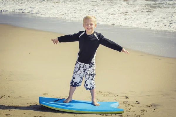 Chico divirtiéndose en la playa — Foto de Stock