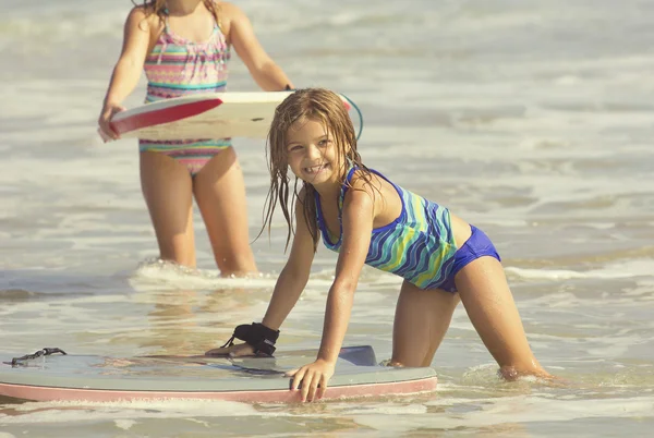 Dziewczyn gry w Oceanie — Zdjęcie stockowe