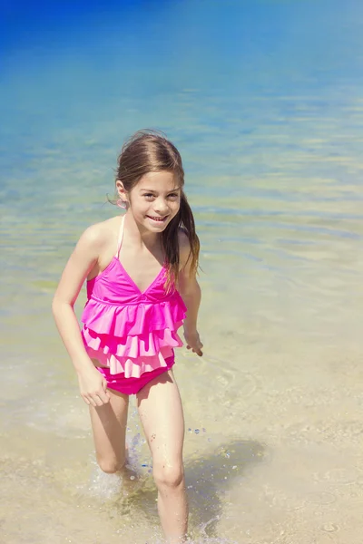 Ragazza che gioca nell'acqua dell'oceano — Foto Stock