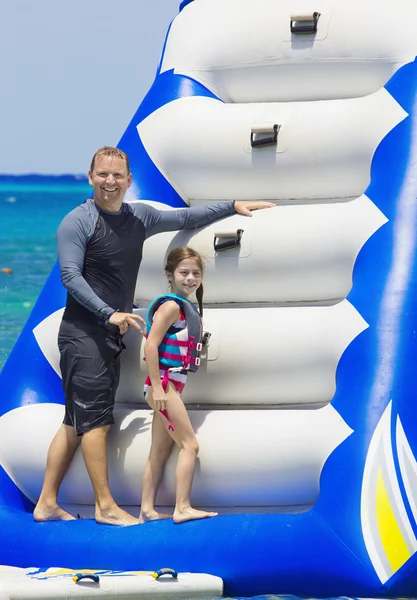 Familia jugando en un juguete inflable — Foto de Stock