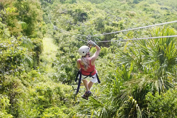 Женщина собирается в джунгли на канатной дороге — стоковое фото