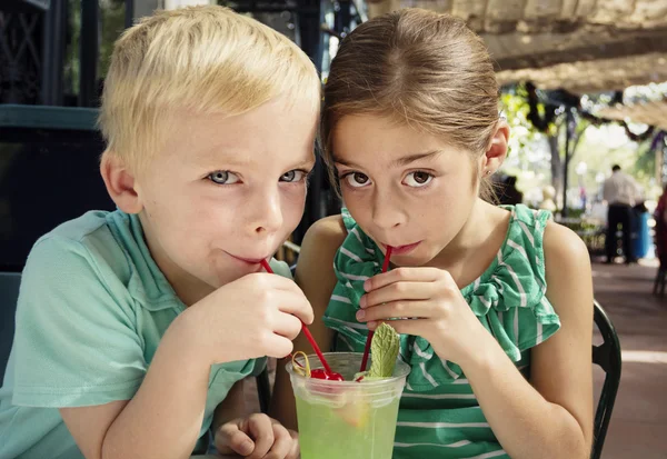 Kids sharing a mint julep drink — Stock Photo, Image