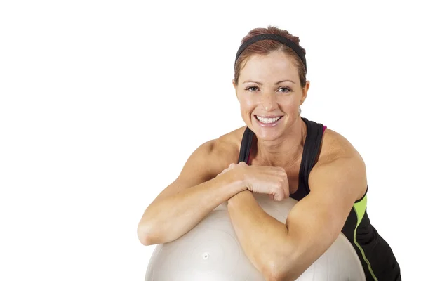 Женщина опирается на шар для упражнений — стоковое фото