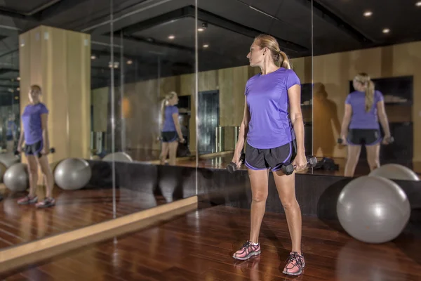 Woman looking at mirror — Stock Photo, Image