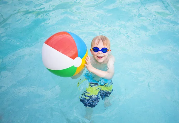 Jongen spelen met strandbal — Stockfoto