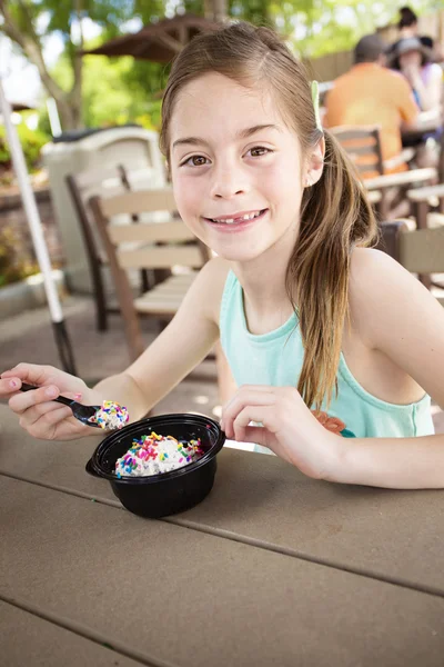 Menina comendo sorvete — Fotografia de Stock
