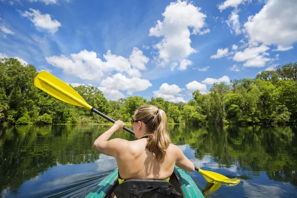 Woman kayaker paddling down river — Stock Photo, Image