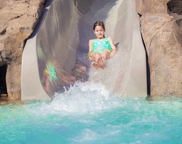Menina desfrutando de slide de água — Fotografia de Stock