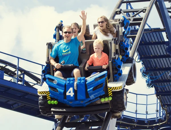 Familie ritje op een achtbaan — Stockfoto