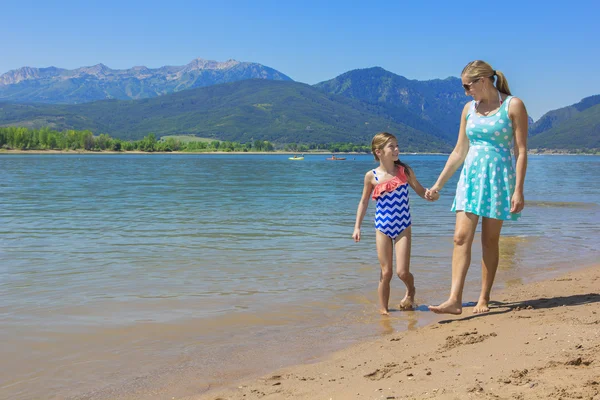 Мать и дочь гуляют по озеру — стоковое фото