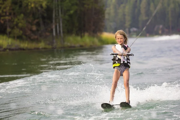 Junge Wasserskifahrerin auf einem wunderschönen See — Stockfoto