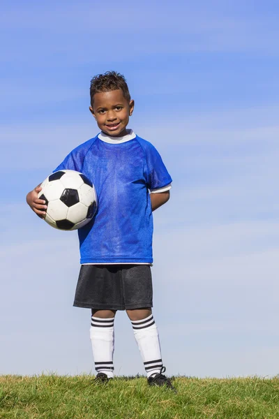 Joven futbolista afroamericano con espacio para copiar — Foto de Stock