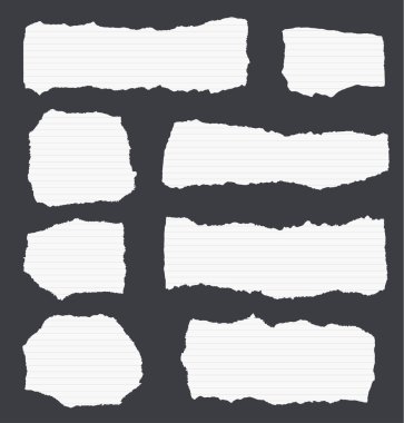 Siyah arka plan üzerinde yırtık beyaz çizgili Not kağıt parçaları