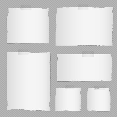 Kahverengi zemin üzerine yapışkan bant ile yırtık beyaz kare defter kağıt parçaları