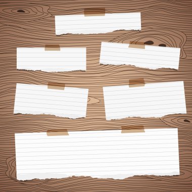 Yırtık beyaz boş Not kağıtlar kahverengi ahşap duvar veya yönetim kurulu yapışabilir