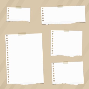 Çapraz çizgili kahverengi zemin üzerine yapışabilir yırtık beyaz boş defter kağıt parçaları