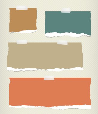 Yırtık renkli boş Not kağıt üzerinde çizgili desen yapışabilir parçaları