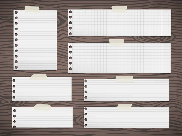 Stücke von weißem kariertem Notizpapier an brauner Holzwand oder Schreibtisch geklebt — Stockvektor