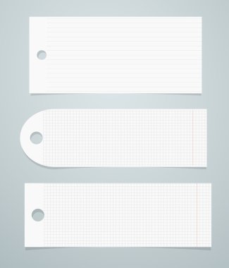 Beyaz astarlı ve kare kağıt Etiketler ışık gri arka plan üzerinde sıkışmış