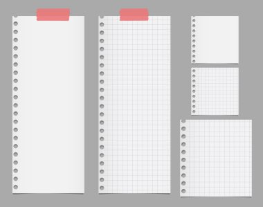 Yırtık beyaz kare defter kağıt parçaları gri arka plan üzerinde sıkışmış
