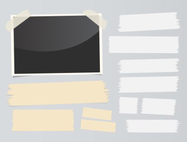 Farklı boyut yapışkan, yapışkan bant, dizi adet afiş ve anında film gri arka plan üzerinde sıkışmış