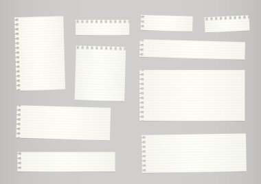 Bej dışarı kesme adet defter kağıt sıkışmış gri arka plan üzerinde karar verdi