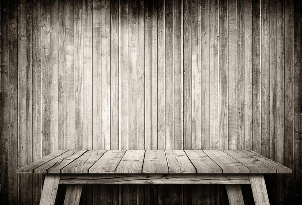 Mesa gris vacía junto a la pared de madera — Foto de Stock