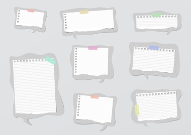 Gri konuşma balonları üzerinde kopyalanmış beyaz çizgili defter kağıt parçaları nelerdir