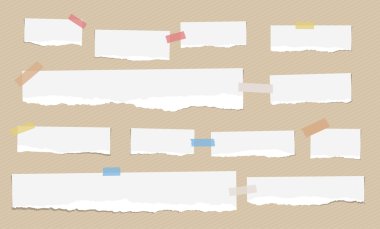 Kahverengi Çapraz arka plan üzerinde beyaz yırtık Not kağıtlar renkli yapışkan, yapışkan bant ile sıkışmış